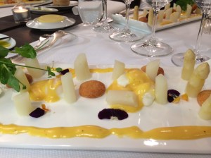 Taste of Okura. Asparagus with Hollandaise Sauce.