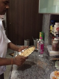 De Skinning the peanuts. 